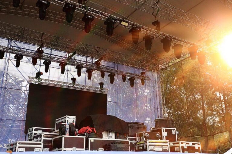 LED-Wand und Lichttechnik auf einer Open-Air-Bühne