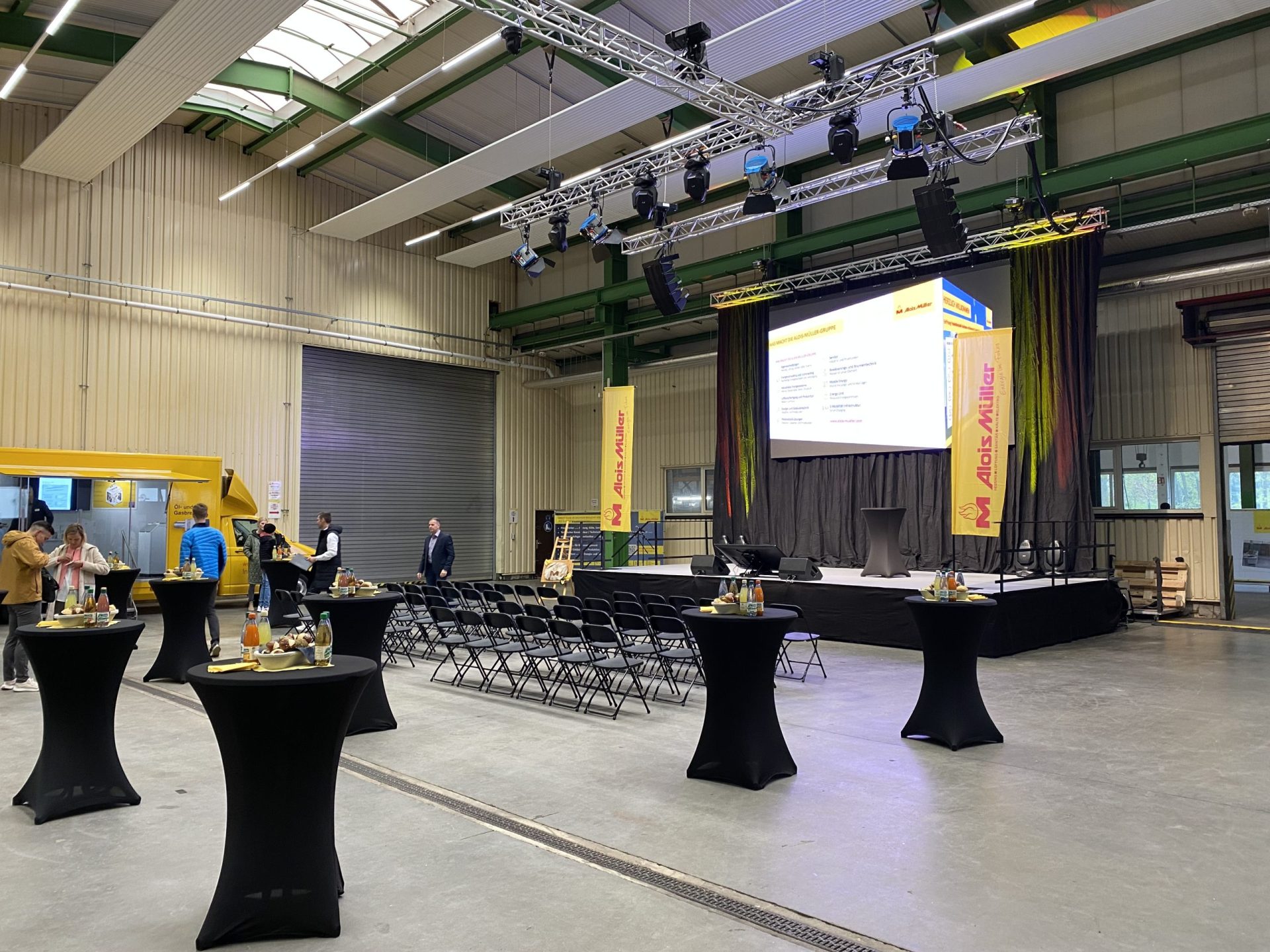 Veranstaltungsraum bei der Eröffnung einer Fabrikhalle in Reichenau